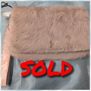 NEW WT, VICTORIA SECRET FUZZY WRISTLET
